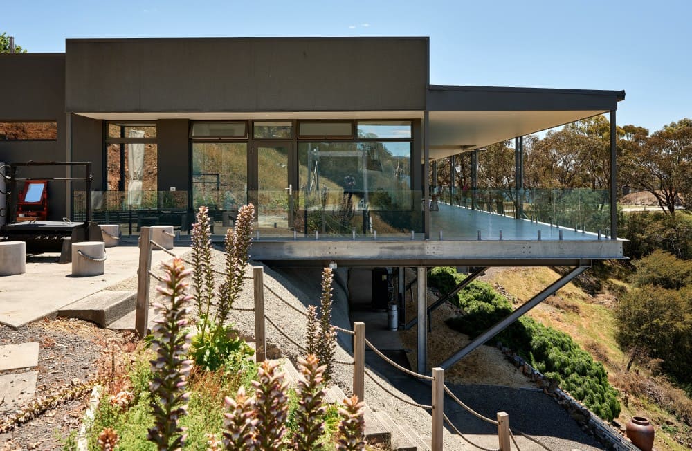 Maison sur pilotis moderne avec pilotis béton et acier