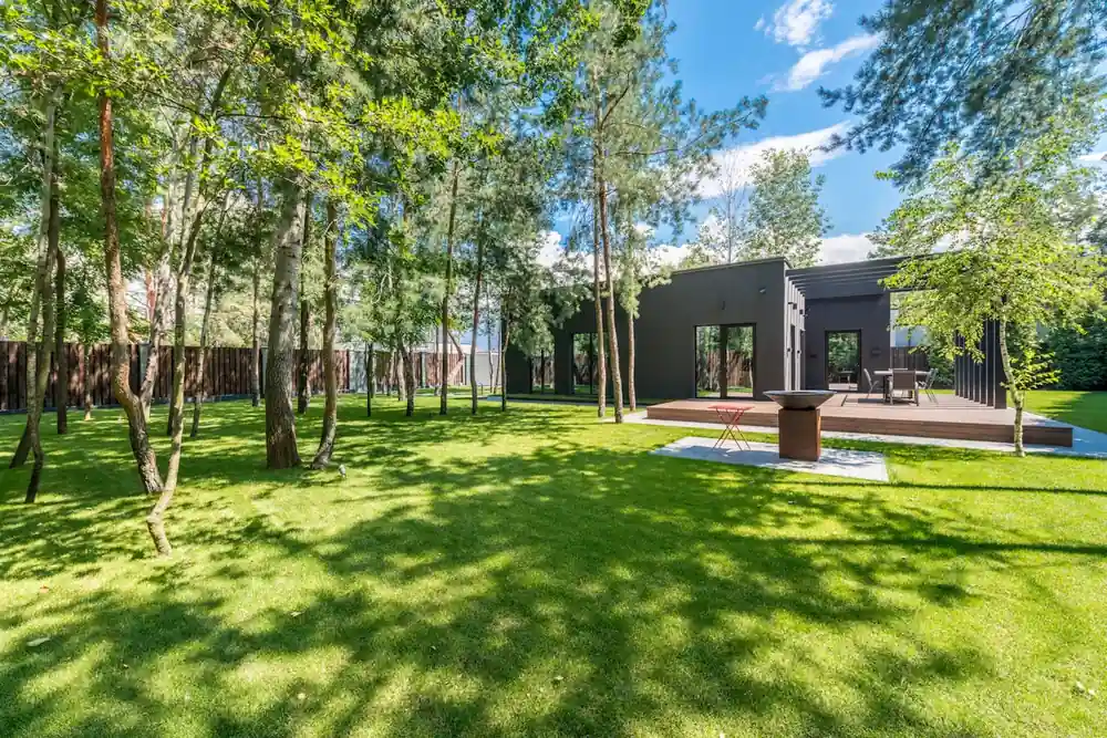 Maison container moderne au cœur d'un parc arboré, un investissement patrimonial à protéger par une assurance adaptée