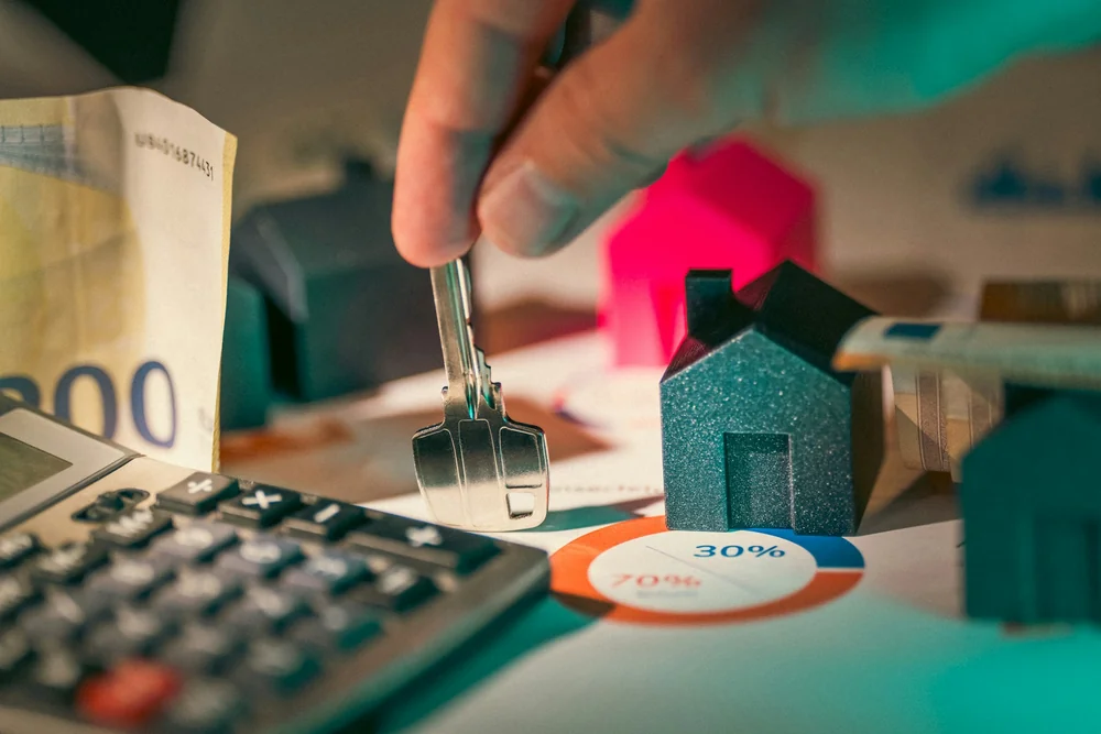 Calcul du prix d'une assurance maison container en 2026 avec calculatrice et maquette de maison