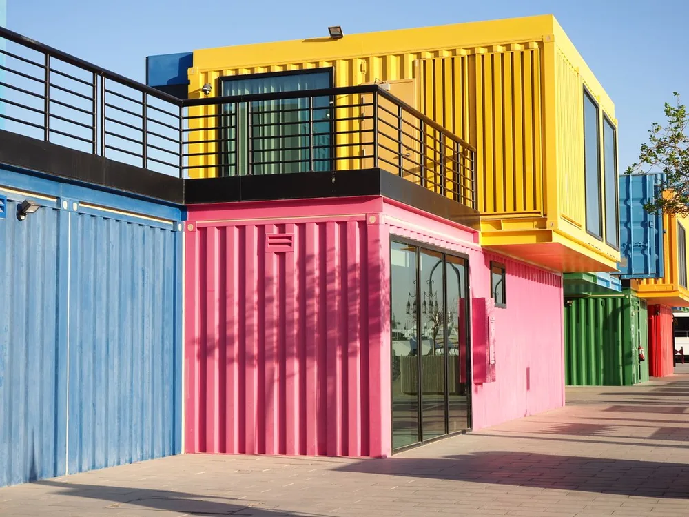 Porte de container : types, pose et remplacement pour votre maison
