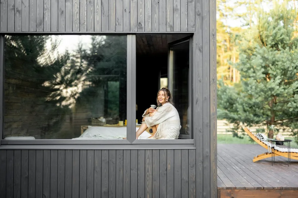 Isoler un container par l'extérieur : exemple d'une façade revêtue de bardage bois sombre.